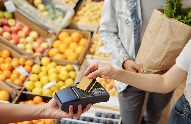 using-contactless-payment-at-farmers-market-2023-11-27-05-04-57-utc